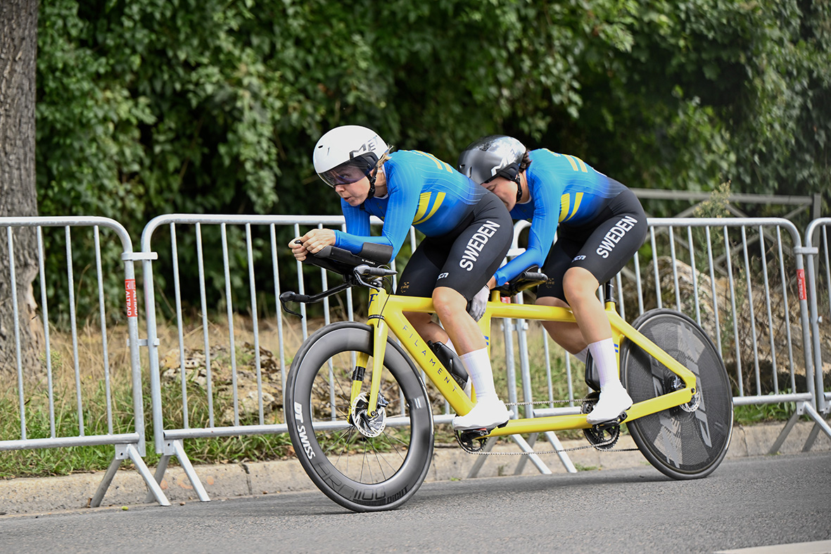 Louise och Catrin på cykeln.jpg