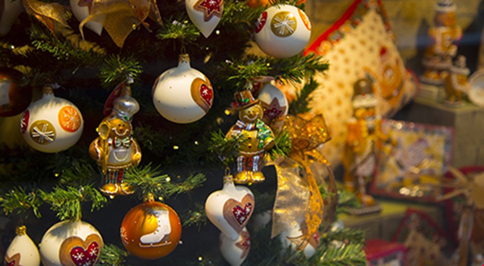 Bild på en julgran med färgglada julkulor.