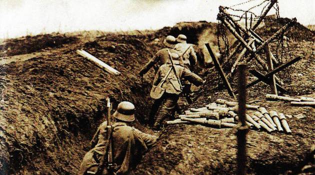 Tyska soldater i skyttegrav. Notera högen med handgranater