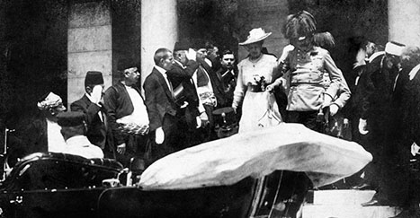 Ett vykort som visar Franz Ferdinand och hans fru på väg till sin bil, strax innan Princip skjuter dem