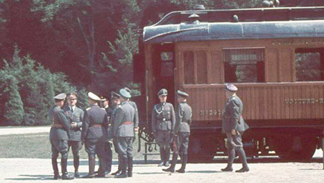 Det är 1940 och Hitler och de ledande nazisterna är tillbaka vid järnvägsvagnen i Compiègne-skogen. Den här gången har Tyskland besegrat Frankrike.