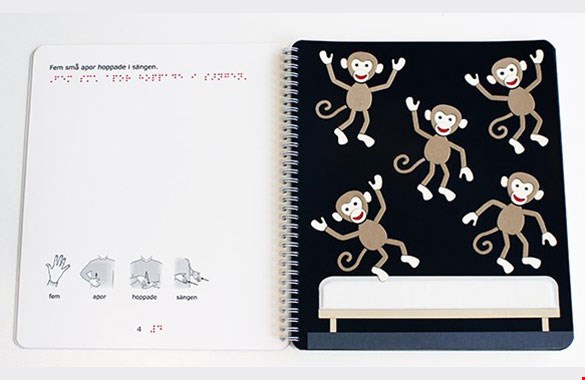 Bilden visar omslaget på den taktila bilderboken Fem små apor.