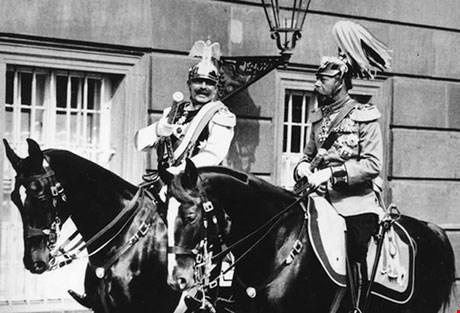 Kejsar Vilhelm och kung George rider tillsammans