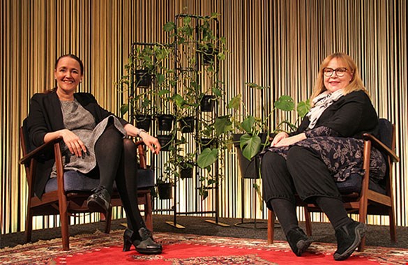 Bilden visar moderatorn Johanna Koljonen och MTM:s Maria Ohlsson under Include!-konferensen i varsin stol..