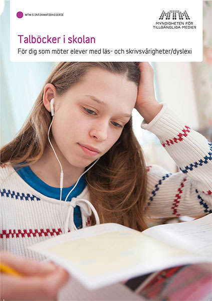 Omslag med foto av elev med hörlurar och en studiebok.