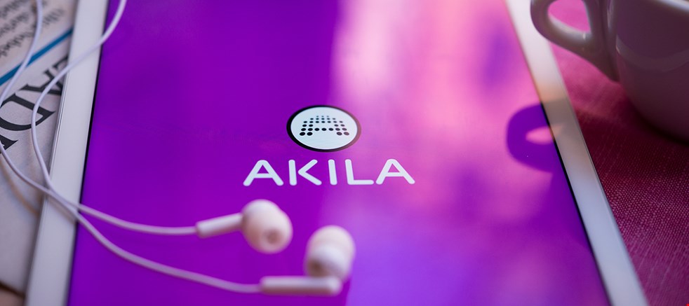 Med appen Akila kan du: Lyssna, följa med i texten, förstora text och bilder, välja läshastighet. 