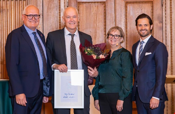 Idor Svensson står tillsammans med juryn och Prins Carl Philip. Idor håller i ett diplom och en blomsterbukett.